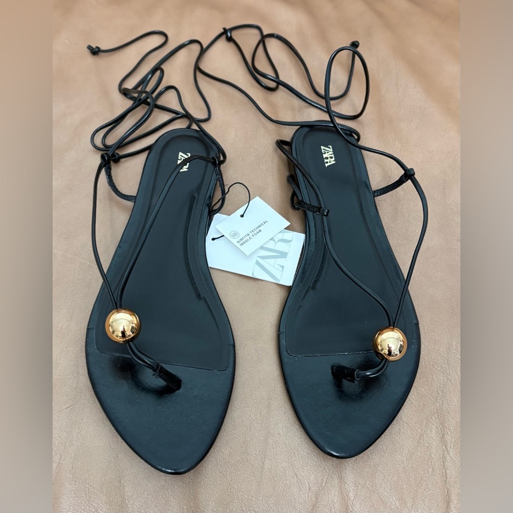 ZARA FLAT SANDALS WITH METALLIC APPLIQUÉ
Color: Black * Size: 6.5(37) / 7.5(38)